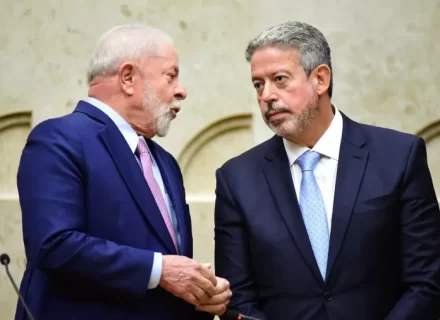 presidente-lula-da-silva-e-o-presidente-da-camara-dos-deputados-arthur-lira-1691515075782_v2_900x506.jpg